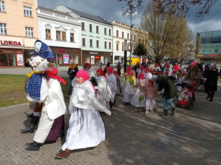 FOTOGALERIE: Zapálenou Smrtku děti hodily do potoka
