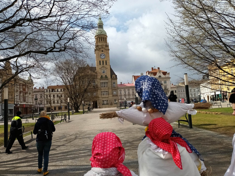 FOTOGALERIE: Zapálenou Smrtku děti hodily do potoka