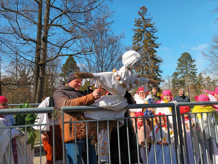 FOTOGALERIE: Zapálenou Smrtku děti hodily do potoka