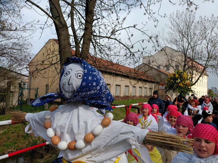 FOTOGALERIE: Zapálenou Smrtku děti hodily do potoka