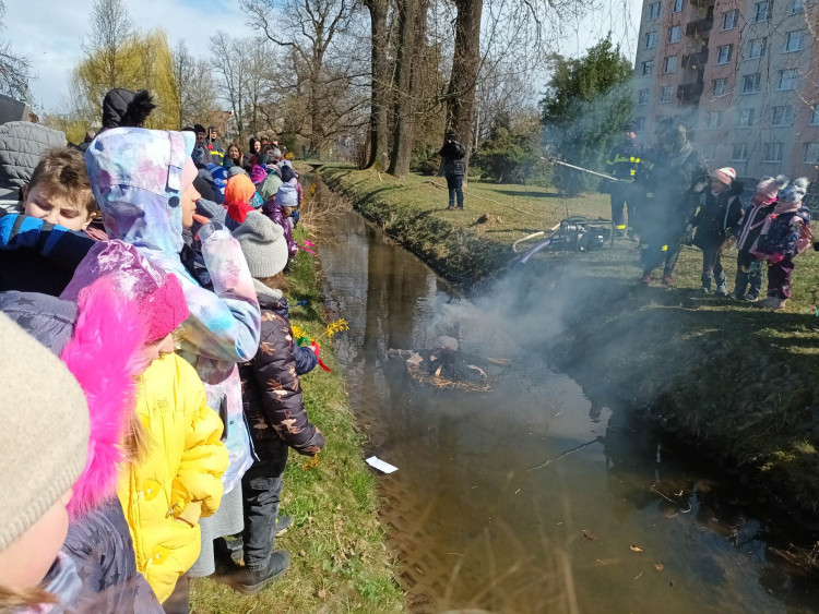 FOTOGALERIE: Zapálenou Smrtku děti hodily do potoka
