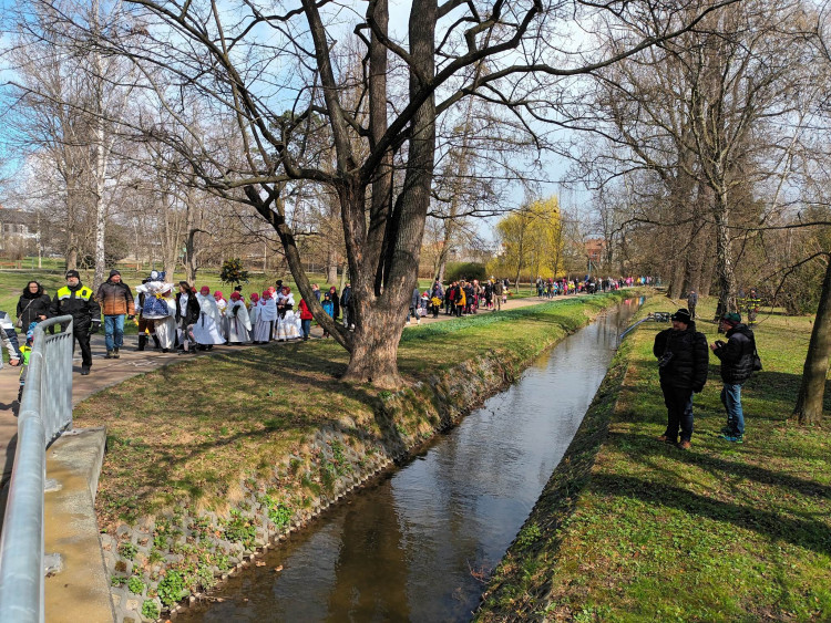 FOTOGALERIE: Zapálenou Smrtku děti hodily do potoka
