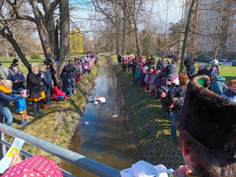 FOTOGALERIE: Zapálenou Smrtku děti hodily do potoka