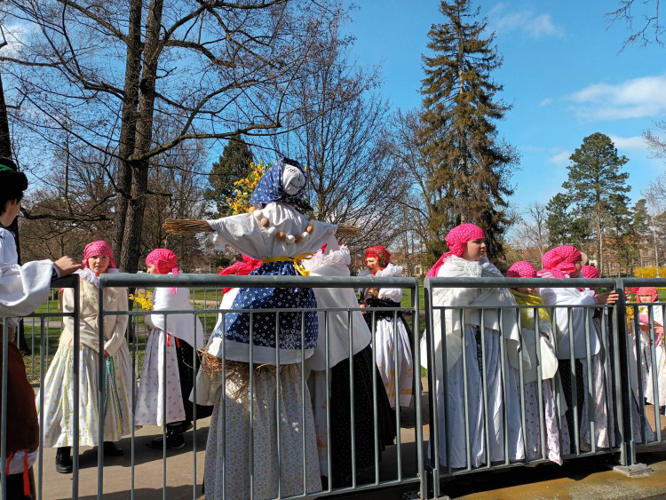 FOTOGALERIE: Zapálenou Smrtku děti hodily do potoka