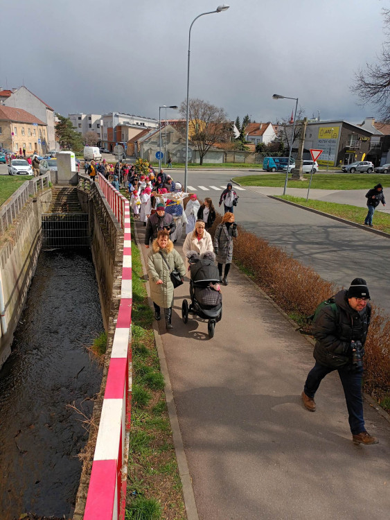FOTOGALERIE: Zapálenou Smrtku děti hodily do potoka