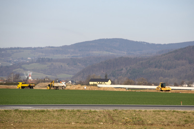FOTOGALERIE: U Postřelmova pokračuje výstavba klíčové obchvatu Bludova