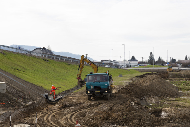FOTOGALERIE: U Postřelmova pokračuje výstavba klíčové obchvatu Bludova
