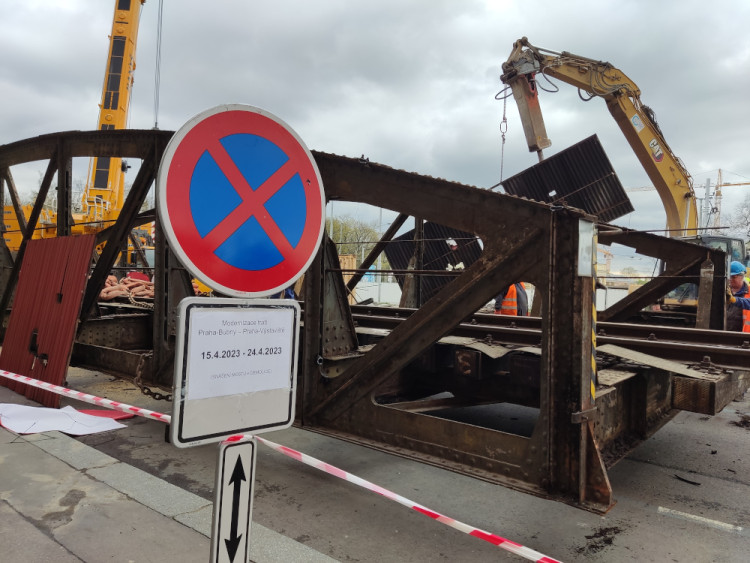 FOTOGALERIE: Ikonický most z Výstaviště putuje do muzea. Modernizace omezí i provoz legendárního stánku