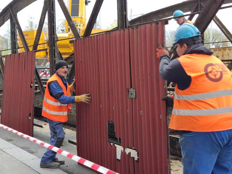 FOTOGALERIE: Ikonický most z Výstaviště putuje do muzea. Modernizace omezí i provoz legendárního stánku