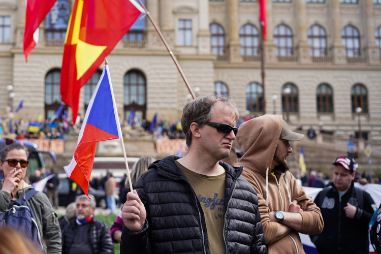 FOTOGALERIE: Na Václavském náměstí se sešly tisíce lidí, požadují demisi vlády