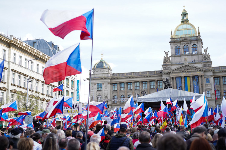 FOTOGALERIE: Na Václavském náměstí se sešly tisíce lidí, požadují demisi vlády