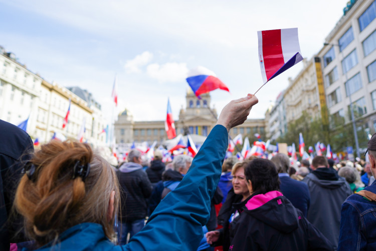 FOTOGALERIE: Na Václavském náměstí se sešly tisíce lidí, požadují demisi vlády