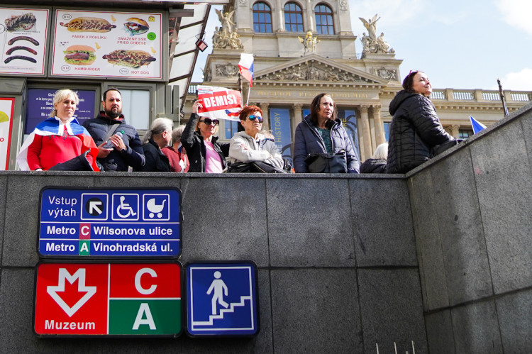 FOTOGALERIE: Na Václavském náměstí se sešly tisíce lidí, požadují demisi vlády