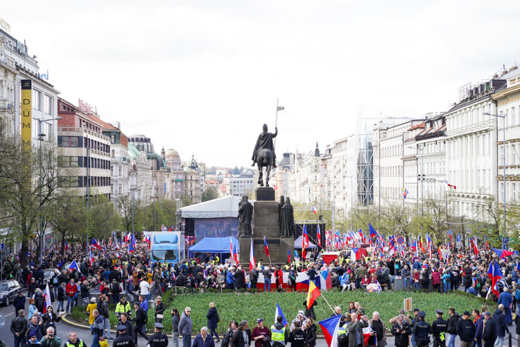FOTOGALERIE: Na Václavském náměstí se sešly tisíce lidí, požadují demisi vlády