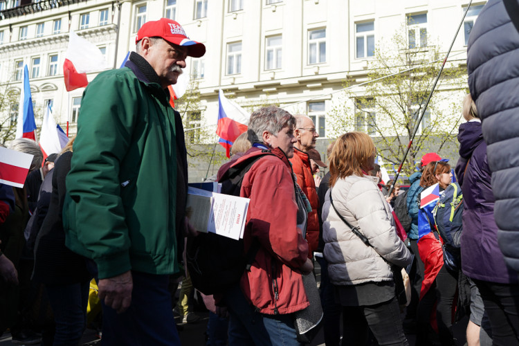 FOTOGALERIE: Na Václavském náměstí se sešly tisíce lidí, požadují demisi vlády