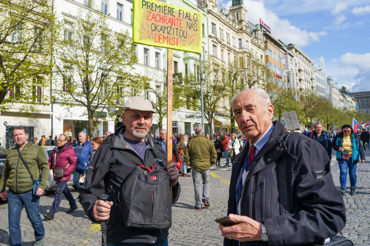 FOTOGALERIE: Na Václavském náměstí se sešly tisíce lidí, požadují demisi vlády
