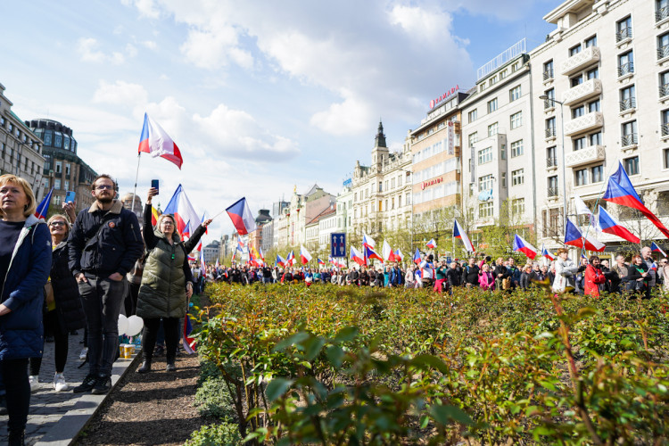 FOTOGALERIE: Na Václavském náměstí se sešly tisíce lidí, požadují demisi vlády