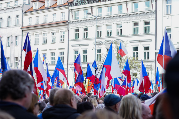 FOTOGALERIE: Na Václavském náměstí se sešly tisíce lidí, požadují demisi vlády