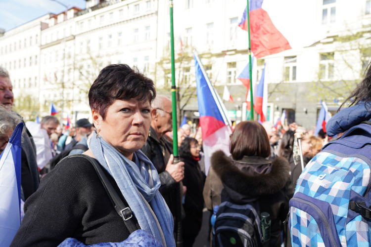 FOTOGALERIE: Na Václavském náměstí se sešly tisíce lidí, požadují demisi vlády
