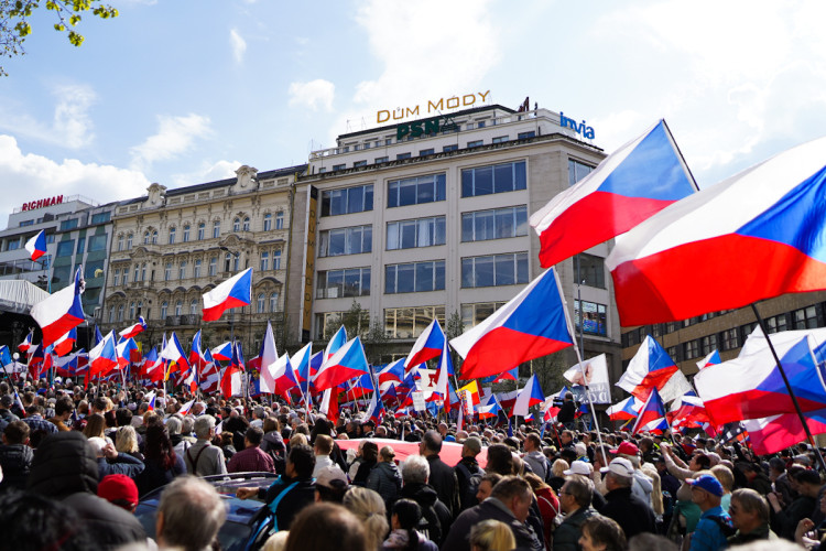FOTOGALERIE: Na Václavském náměstí se sešly tisíce lidí, požadují demisi vlády