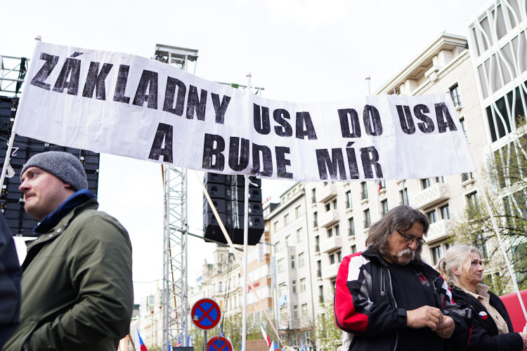 FOTOGALERIE: Na Václavském náměstí se sešly tisíce lidí, požadují demisi vlády