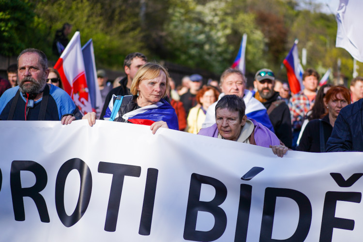 FOTOGALERIE: Na Václavském náměstí se sešly tisíce lidí, požadují demisi vlády