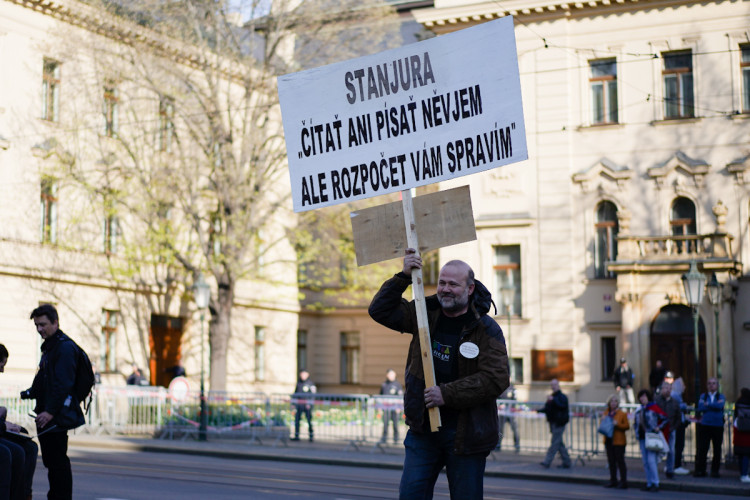 FOTOGALERIE: Na Václavském náměstí se sešly tisíce lidí, požadují demisi vlády