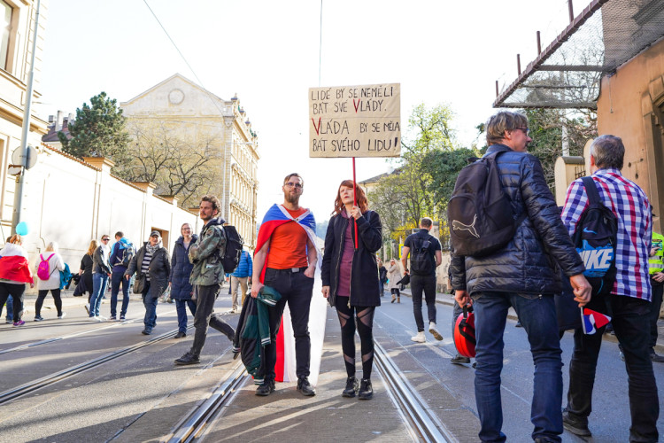 FOTOGALERIE: Na Václavském náměstí se sešly tisíce lidí, požadují demisi vlády