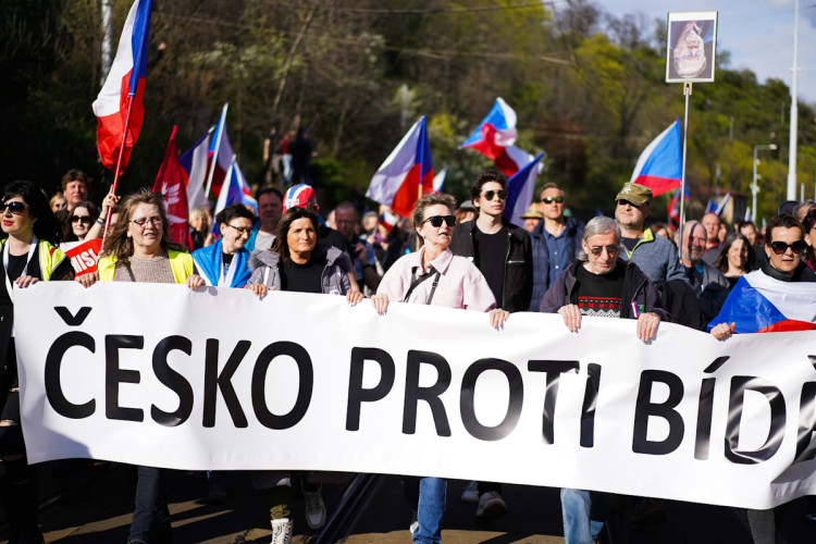 FOTOGALERIE: Na Václavském náměstí se sešly tisíce lidí, požadují demisi vlády