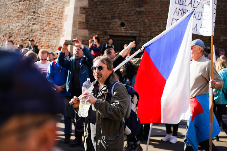 FOTOGALERIE: Na Václavském náměstí se sešly tisíce lidí, požadují demisi vlády