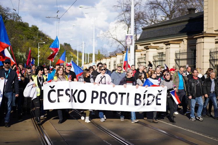 FOTOGALERIE: Na Václavském náměstí se sešly tisíce lidí, požadují demisi vlády