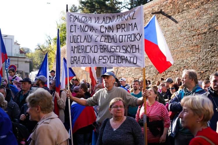 FOTOGALERIE: Na Václavském náměstí se sešly tisíce lidí, požadují demisi vlády