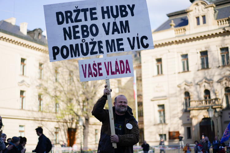FOTOGALERIE: Na Václavském náměstí se sešly tisíce lidí, požadují demisi vlády