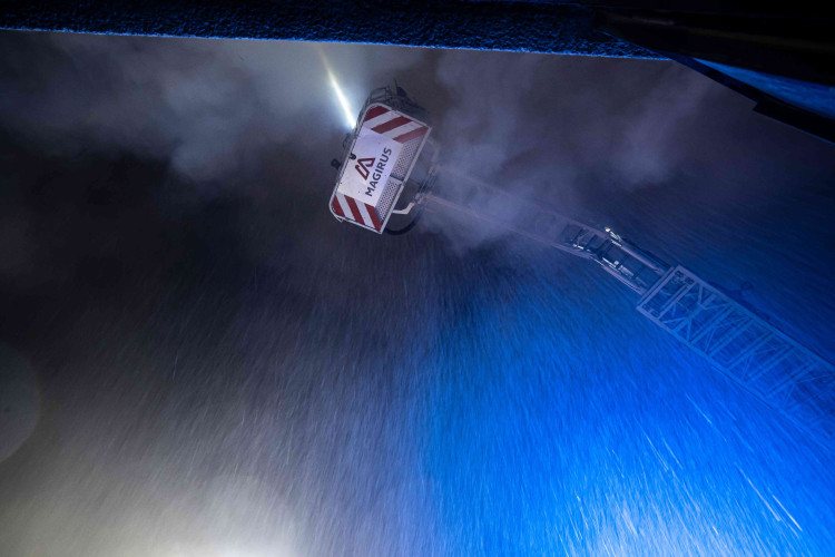 GALERIE: Požár garáží v areálu čistírny v Náchodě