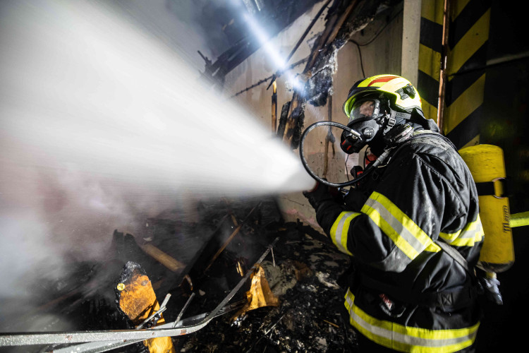 GALERIE: Požár garáží v areálu čistírny v Náchodě