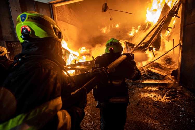 GALERIE: Požár garáží v areálu čistírny v Náchodě