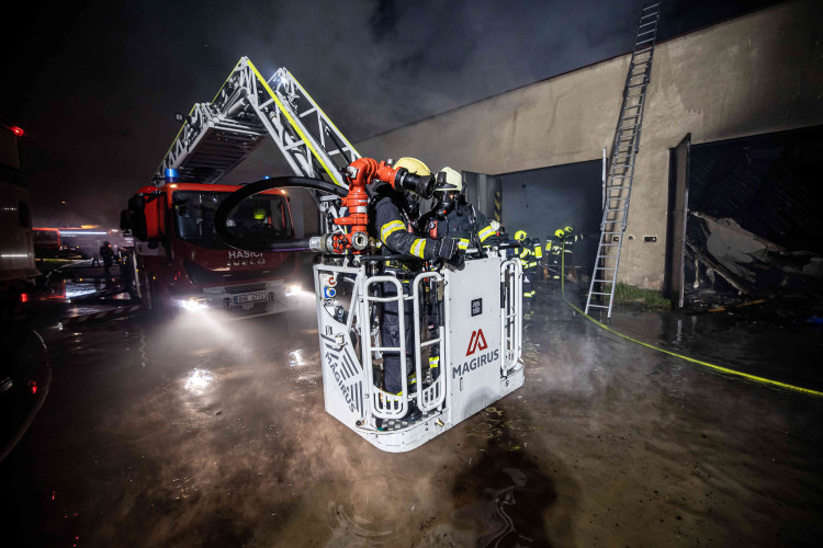 GALERIE: Požár garáží v areálu čistírny v Náchodě