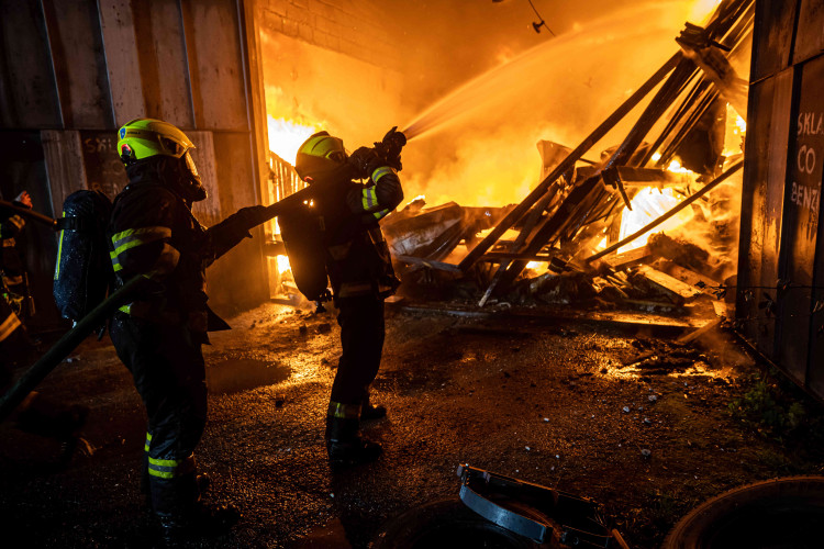 GALERIE: Požár garáží v areálu čistírny v Náchodě