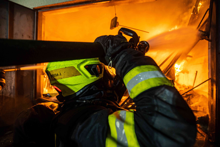 GALERIE: Požár garáží v areálu čistírny v Náchodě