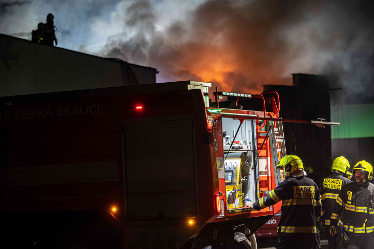 GALERIE: Požár garáží v areálu čistírny v Náchodě