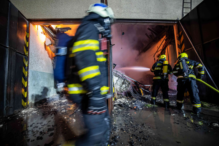 GALERIE: Požár garáží v areálu čistírny v Náchodě