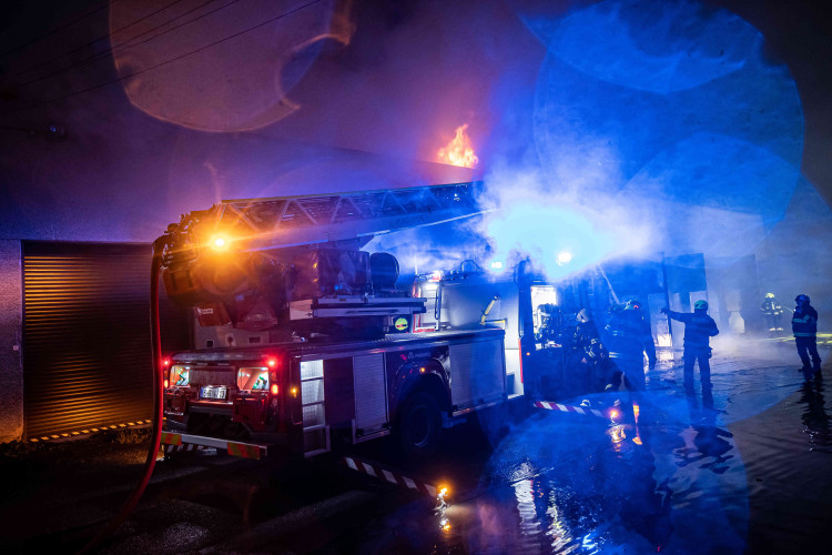 GALERIE: Požár garáží v areálu čistírny v Náchodě