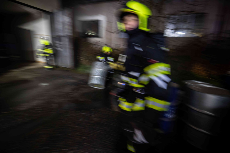 GALERIE: Požár garáží v areálu čistírny v Náchodě