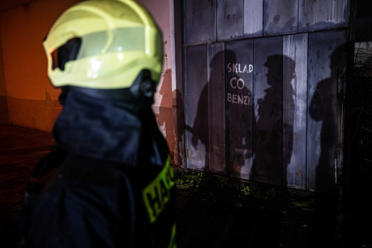 GALERIE: Požár garáží v areálu čistírny v Náchodě