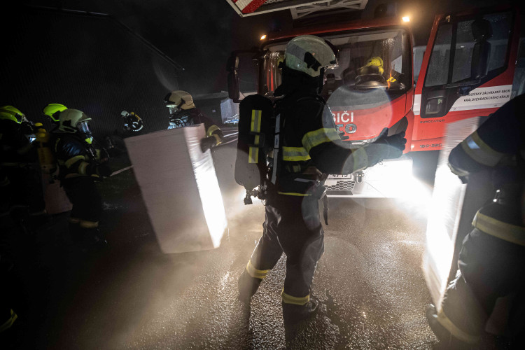 GALERIE: Požár garáží v areálu čistírny v Náchodě