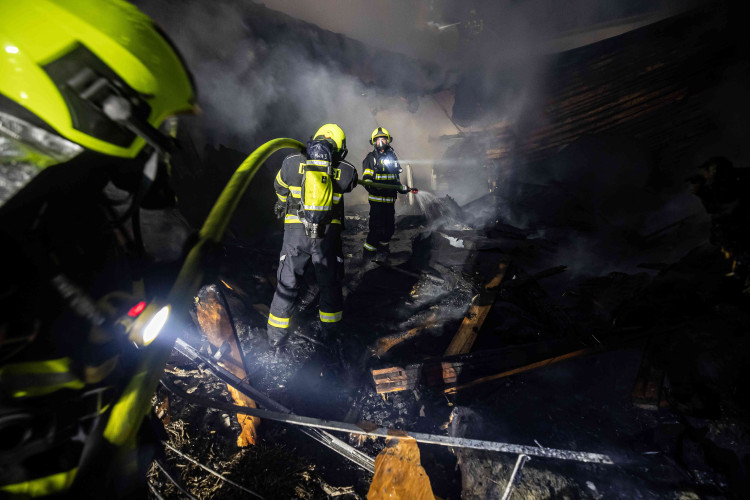 GALERIE: Požár garáží v areálu čistírny v Náchodě