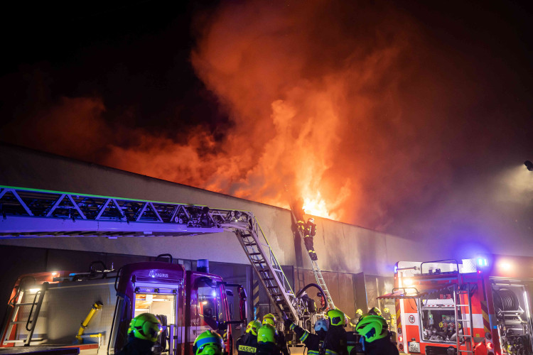 GALERIE: Požár garáží v areálu čistírny v Náchodě