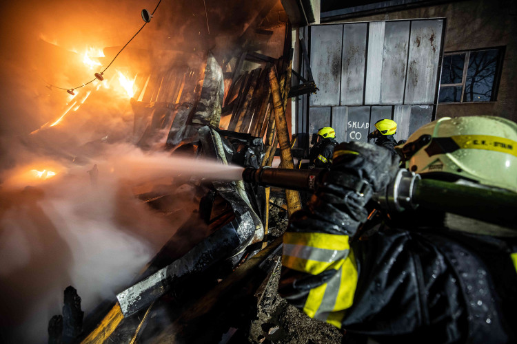 GALERIE: Požár garáží v areálu čistírny v Náchodě