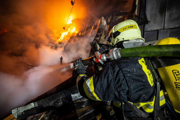 GALERIE: Požár garáží v areálu čistírny v Náchodě