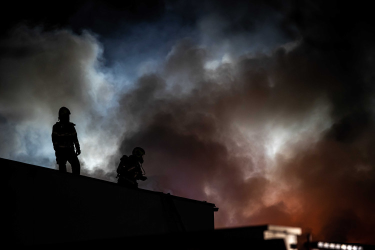 GALERIE: Požár garáží v areálu čistírny v Náchodě